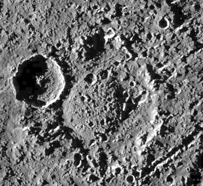 Foto del cratere Har; si pu notare il piccolo picco al centro del cratere