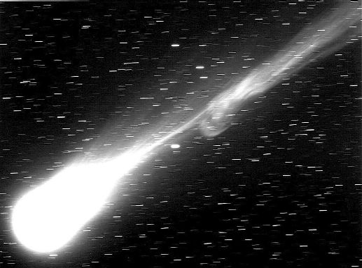 Foto della cometa Hyakutake in cui si vedono due dei vari frammenti in cui si  suddiviso il nucleo