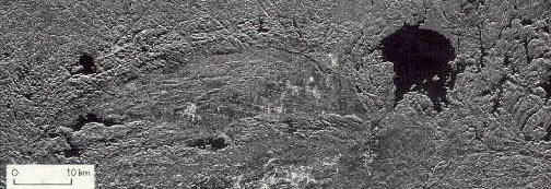 Immagine radar aerea del cratere Subdury ( la depressione a forma di banana a sinistra del lago)