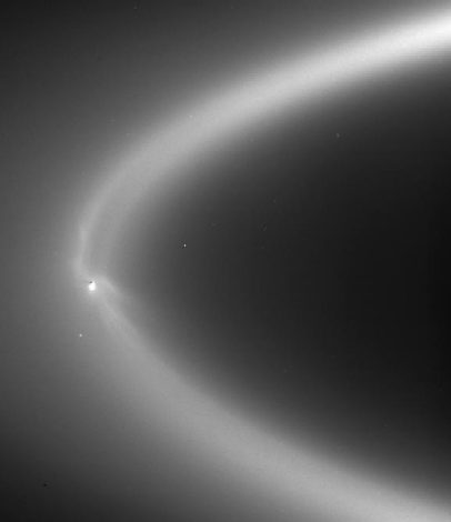 Foto dell'anello E in cui il pallino luminoso  Encelado