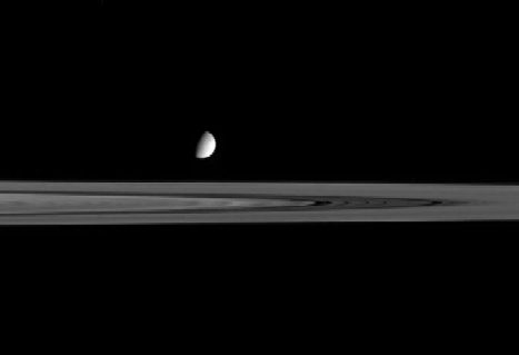 Foto  in colori reali di Encelado e dell'anello B, l'anello E  troppo tenue per essere visibile in questa Cassini 
