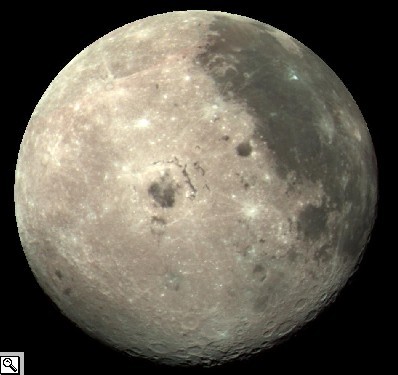 Foto della Luna centrata sul Mare Orientale e dettaglio del centro del Mare fotografato dal Lunar orbiter nel giugno 2007;  possibile vedere parte della faccia nascosta della Luna e, in basso sulla destra, il Polo Sud lunare