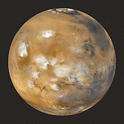 Foto di Marte, in cui sono visibili delle nubi sui rilievi pi alti.