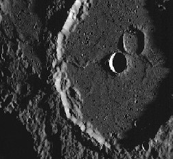 Il cratere Machaut fotografato nel 2008 dalla sonda Messenger; il fondo del cratere, largo 100 km,  pieno di lava solidificata 