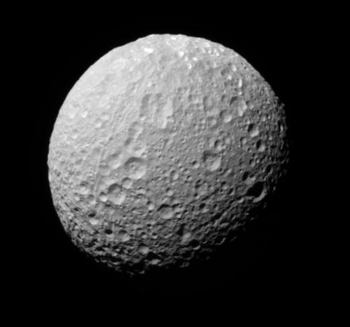 Emisfero sud di Mimas,  opposto a Saturno
