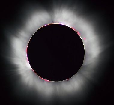 Foto dell'eclissi totale dell'11 agosto 1999; si vede chiaramente l'atmosfera, in particolare la zona pi sottile e luminosa  la cromosfera, quella estesa e simile a nebbia   la corona