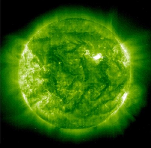 Foto del Sole della sonda SOHO; essendo in falsi colori  possibile vedere la corona