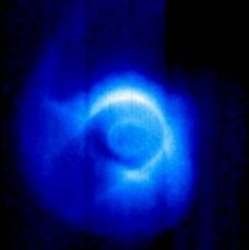 Immagine nell'estremo ultravioletto del satellite NASA Imager, in cui  visibile il plasma della magnetosfera; il cerchio chiaro pi interno  un'aurora boreale.