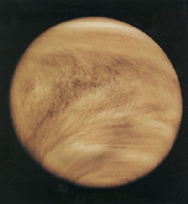 Foto dell'atmosfera di Venere presa nella banda UV dal Pioneer Venus nel 1979; la forma a v delle nubi  dovuta alla maggiore velocit dei venti equatoriali
