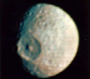 Mimas col cratere Hershel fotografati dal Voyager 1