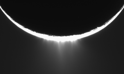 Montaggio delle immagini prese in sequenza dalla sonda Cassini dei getti e del pennacchi provenienti dalla zona sud del satellite