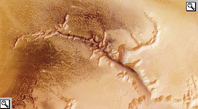 Foto 3D ottenute dalla sonda Mars Express di tutta la Echus Chasma e di una sua scarpata 