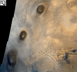 Puzzle di foto prese dallo spazio dei Tharsis Montes e di parte della Valles Marineris, in basso a destra