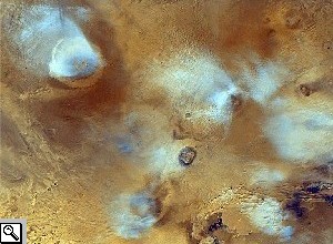 Nubi sui Tharsis Montes, sul Mons Olympus, in alto a sinistra, e sul Noctis Labyrinthus (Valles Marineris), in basso a destra