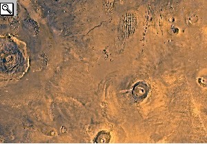 Foto della Regione Tharsis, con due dei tre Tharsis Montes e l'Olympus Mons in alto a destra