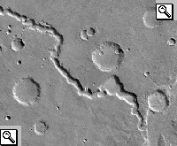 Foto della Nirgal Vallis della sonda Viking e dettagli dei gully trovati nella valle, nella zona del rettangolino bianco.