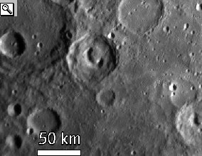 Foto piccola del cratere Beckett e foto grande del cratere Picasso; entrambi mostrano al loro interno un cratere di cedimento