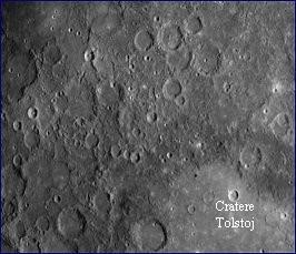 Foto della sonda Mariner 10 del cratere Tolstoj e della zona circostante