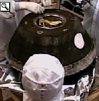 L'apertura della capsula con i campioni riportati dallo spazio