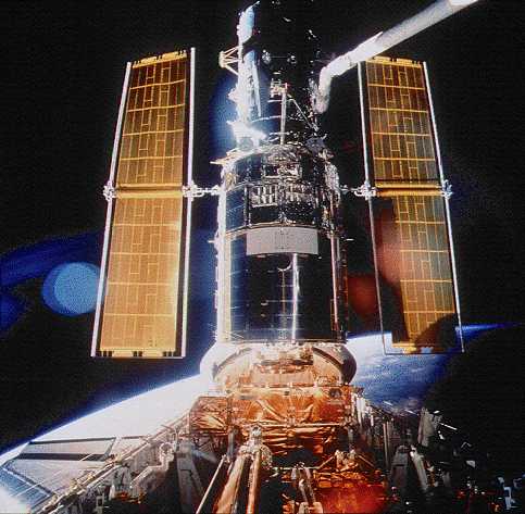 l'Hubble appena uscito dallo shuttle (foto NASA)