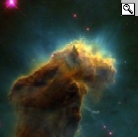 Dettaglio di un 'pilone'di formazione stellare nella Nebulosa dell'Aquila; si vedono chiaramente il fenomeno della fotoevaporazione, dell'erosione e gli EGG che resistono all'erosione.