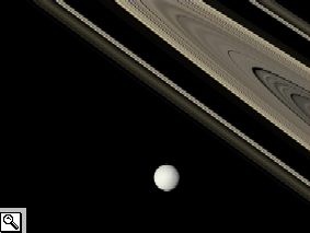 Immagine della sonda Cassini dell'ottobre 2007, ci sono Teti, gli anelli A, B e la Divisione Cassini