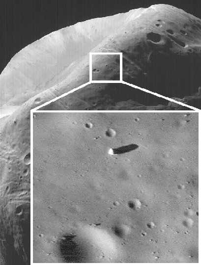 Il monolite fotografato dalla Mars Global Surveyor il 19 agosto 1998