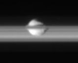 Una foto del 2007 di Pan con sullo sfondo gli anelli di Saturno