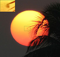 Il Sole al tramonto, si vede senza l'aiuto di un telescopio una macchia solare